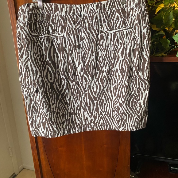 Stylish Brown and Cream Patterned Skirt - Picture 2 of 2